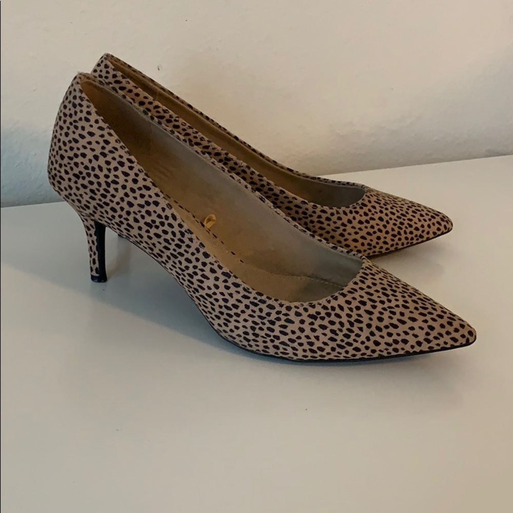 Old Navy leopard print pumps with kitten heel
